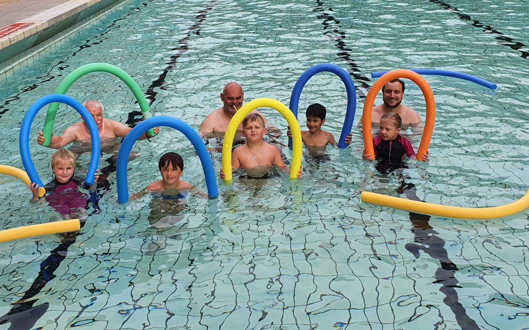 Vor Weihnachten elf Kinder mit Seepferdchen