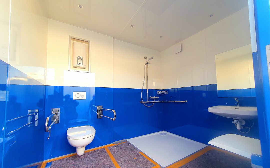 Behinderten-Toilette und Dusche im Freibad Voerde