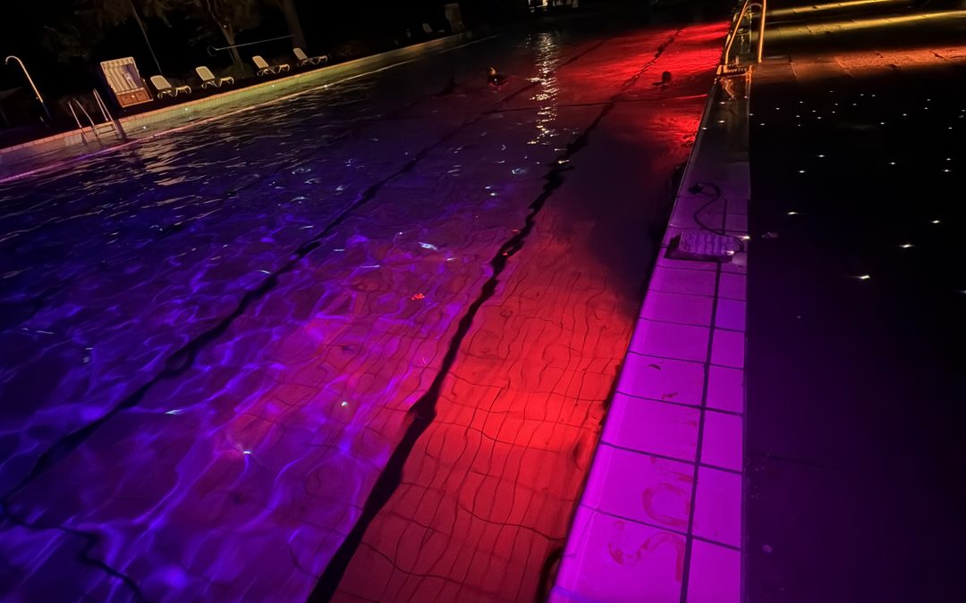 Pool-Party mit Moonlight-Schwimmen trotz Regen eine gelungene Veranstaltung